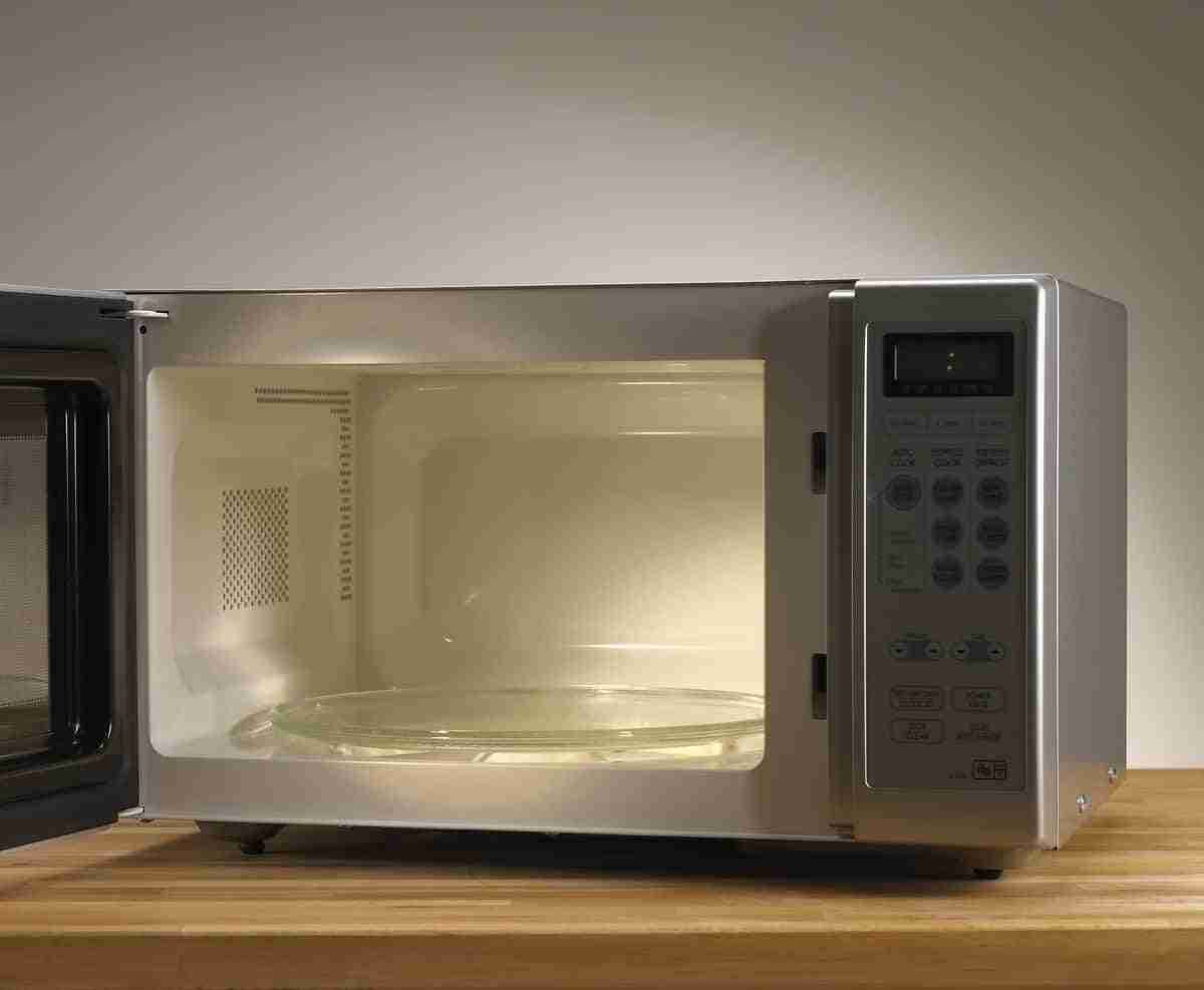 Cosas que no debes meter nunca en un microondas 3 alimentos prohibidos microondas