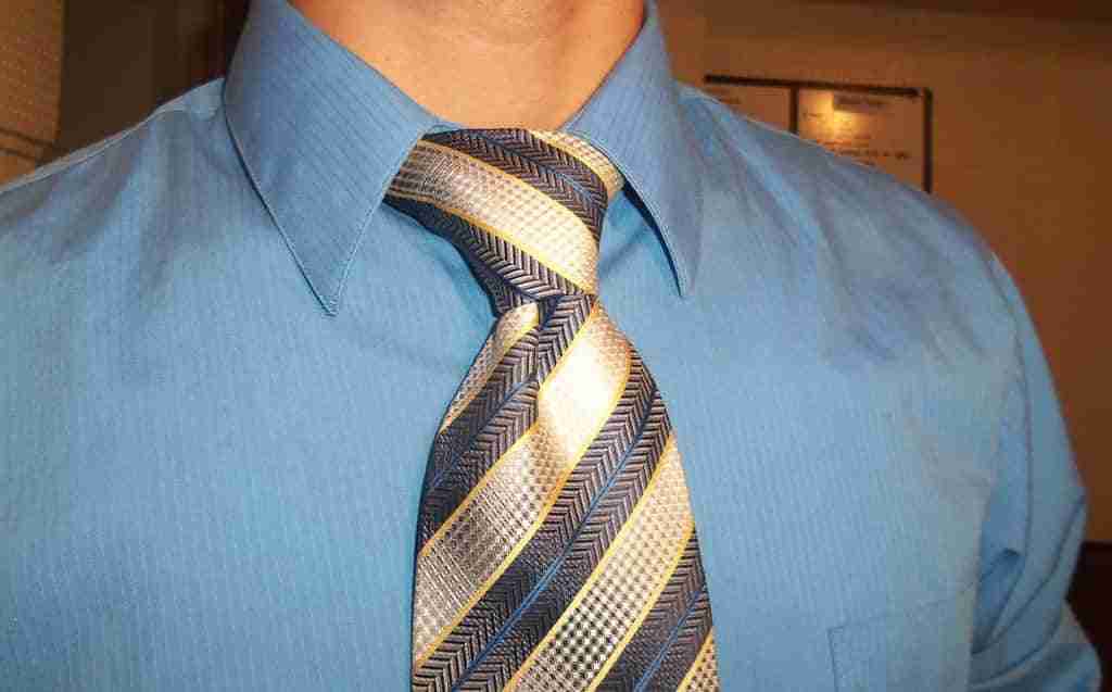 Cómo hacer un nudo Windsor 3 nudo windsor